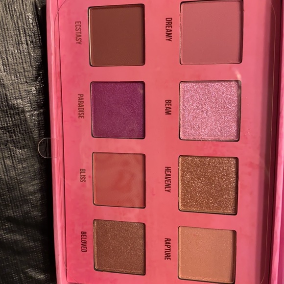 Eyeshadow - Picture 2 of 5